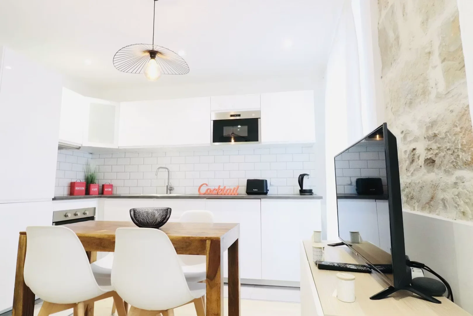 Affordable room for students with ample lighting in 