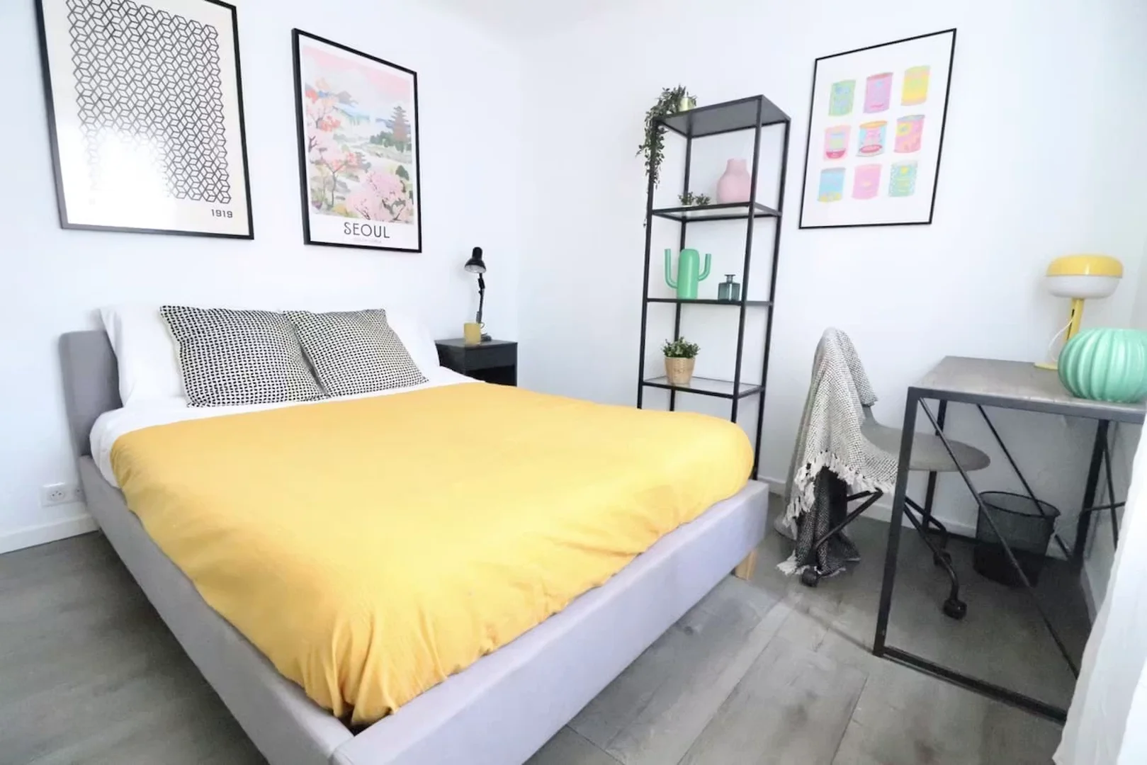 Comfortable and spacious student room in