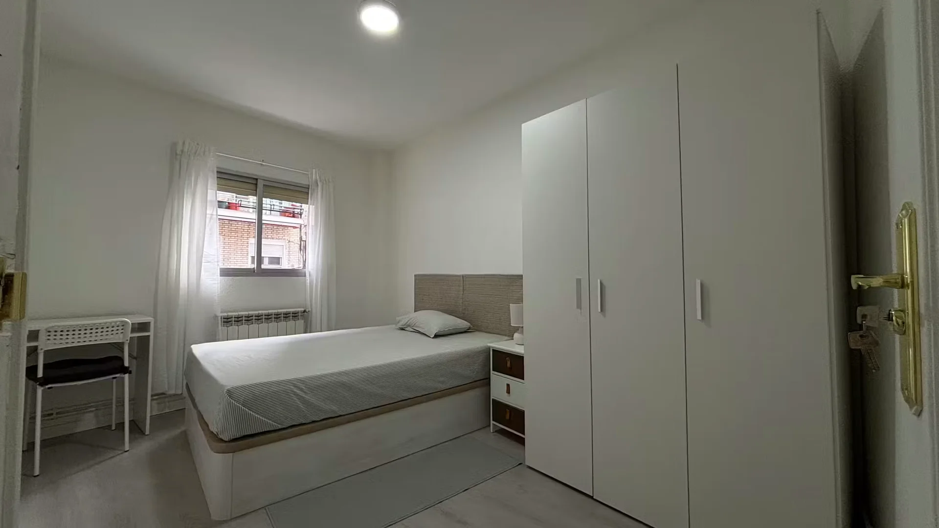 Camera per studenti in  con area studio e servizi in comune