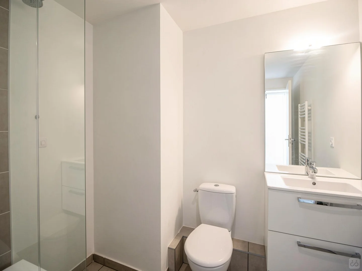 Chambre abordable pour les étudiants avec un bon éclairage dans 