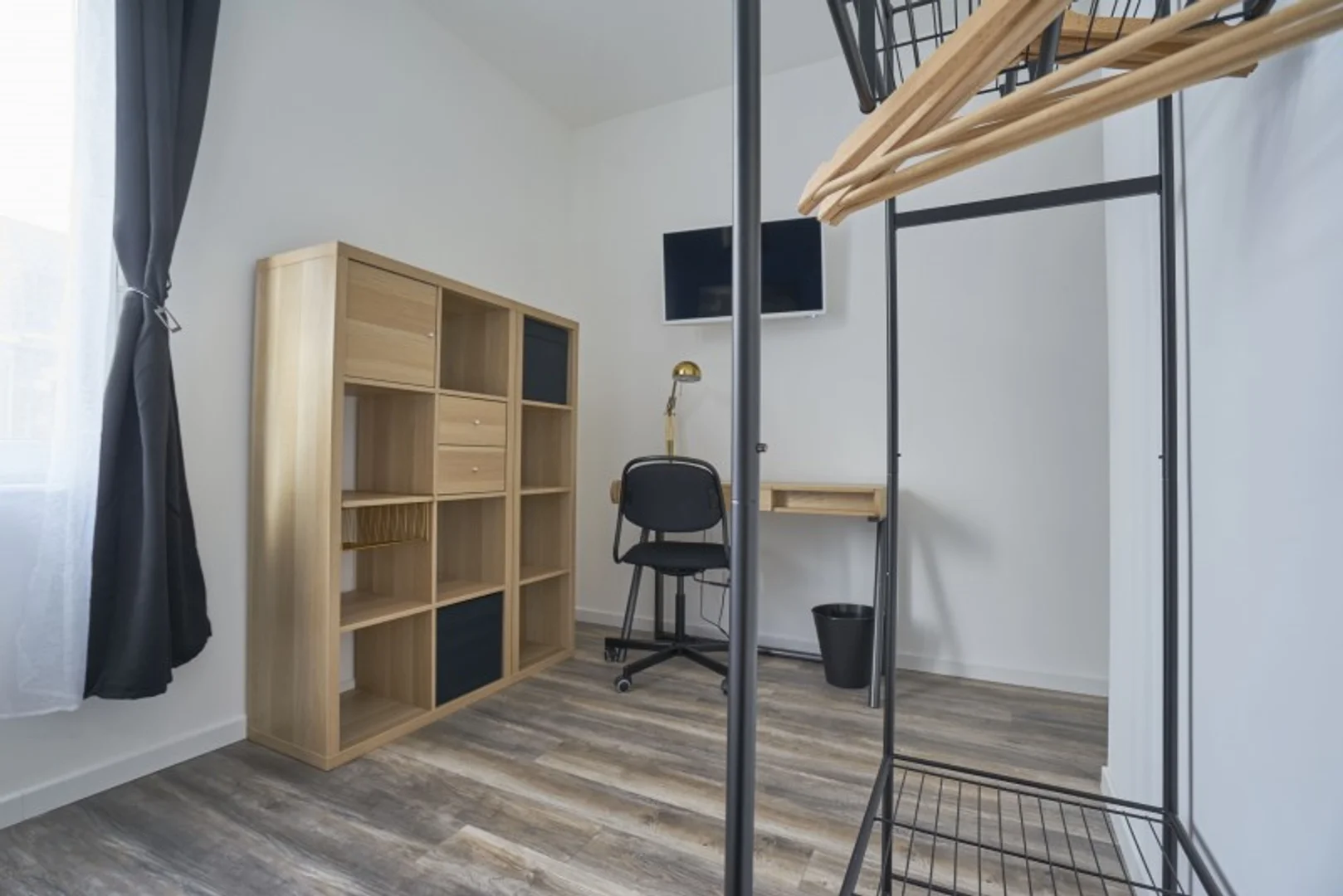 Quarto de estudante luminoso e arejado com acesso fácil à universidade em 