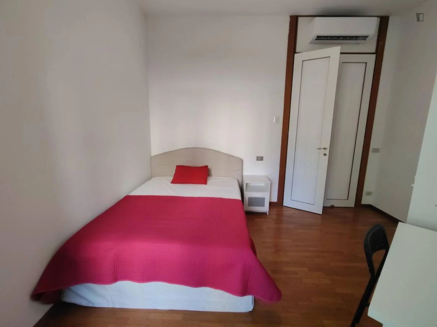 Stanza economica per studenti con ampia illuminazione in