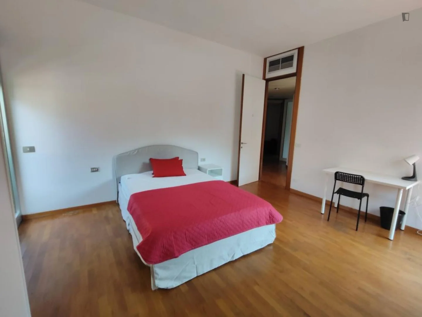 Camera per studenti economica con posizione comoda a