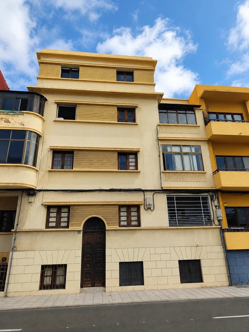 Calle León y Castillo 240