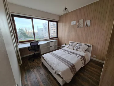 Private room at 8 Rue Les Larris Orange, image 1 of 10
