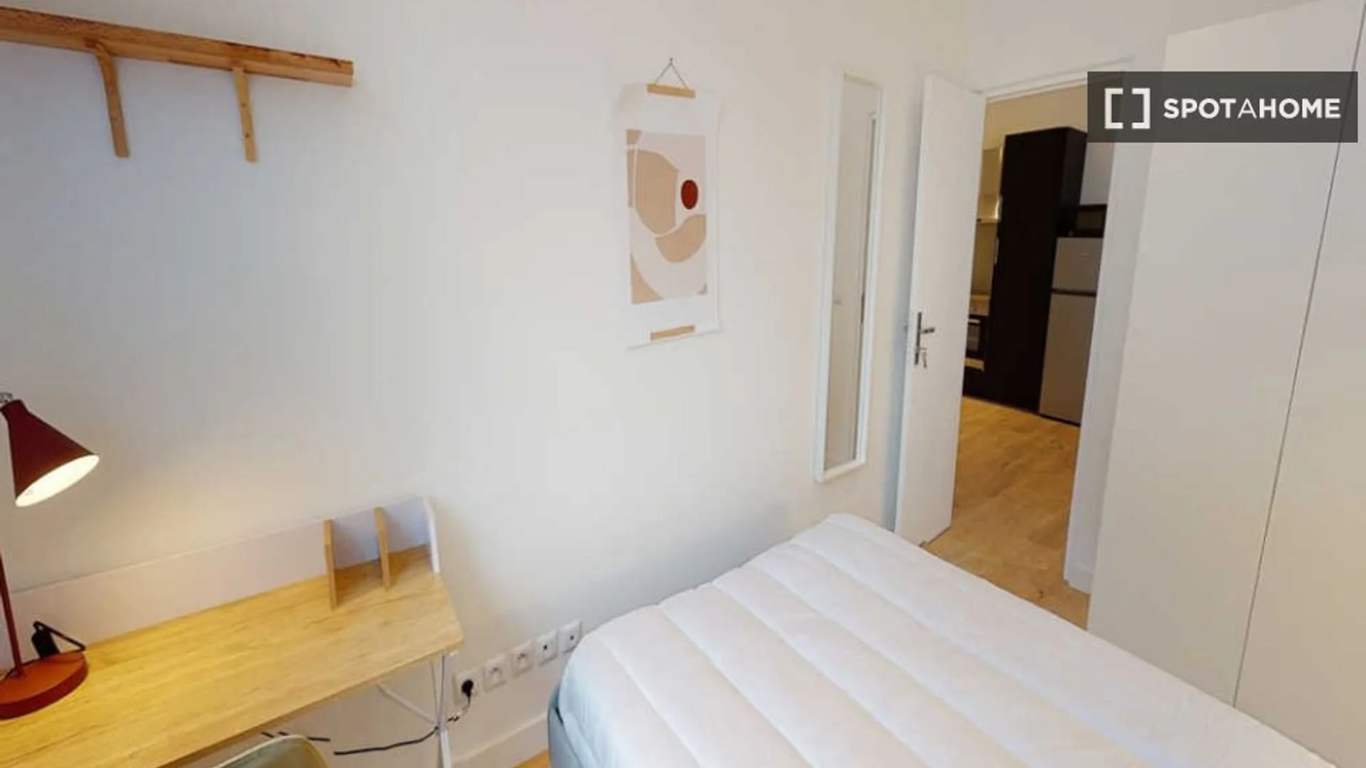 'de modern olanaklara sahip öğrenci dostu oda