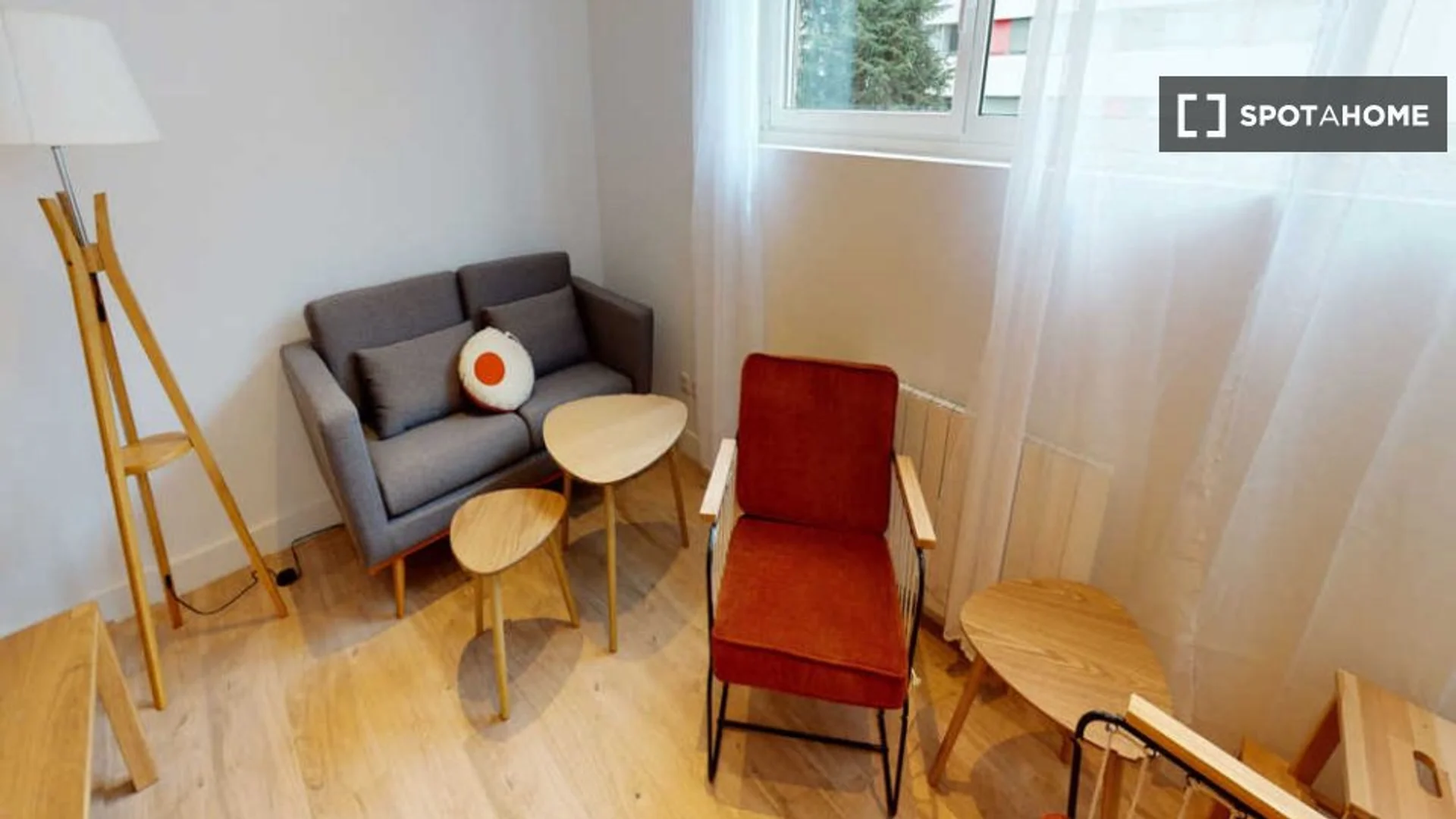 'de öğrenci dairesinde, tamamen mobilyalı kiralık oda