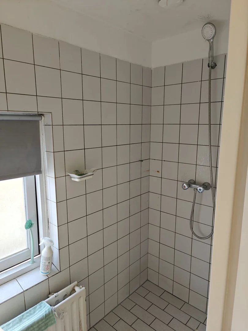 Quarto de estudante luminoso e arejado com acesso fácil à universidade em 