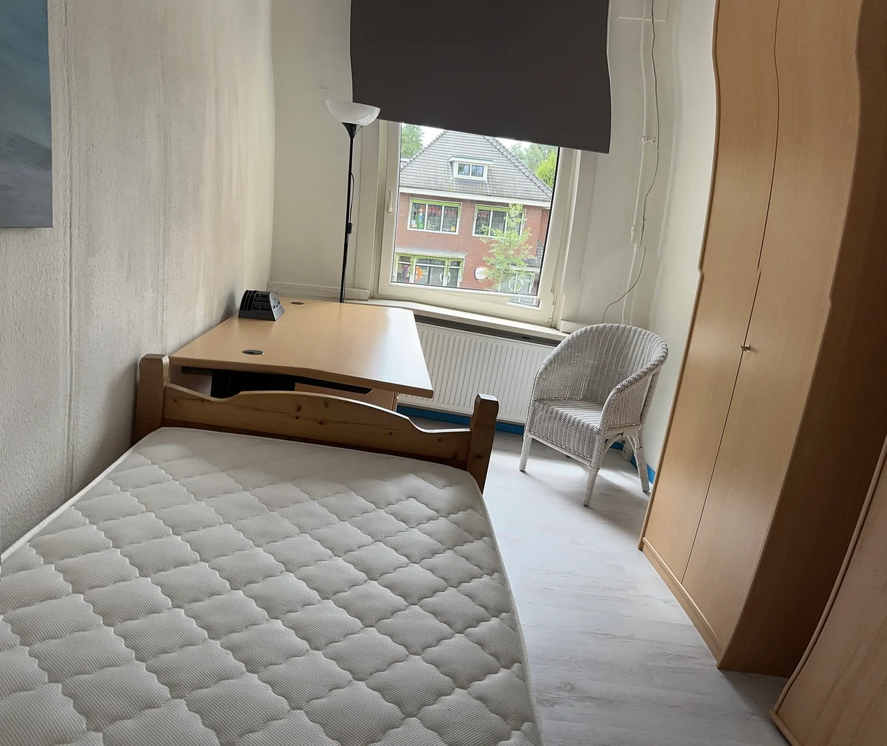 Chambre d'étudiant à  avec espace d'étude et installations communes