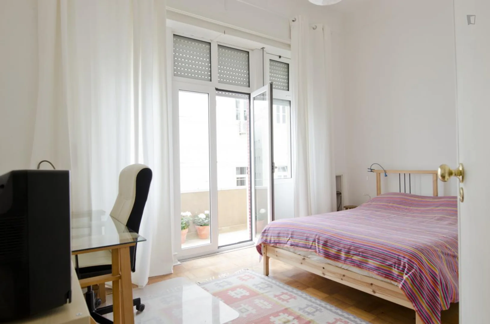 Studentenzimmer in  mit Arbeitsbereich und Gemeinschaftseinrichtungen