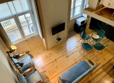 {area} de tamamen mobilyalı daire