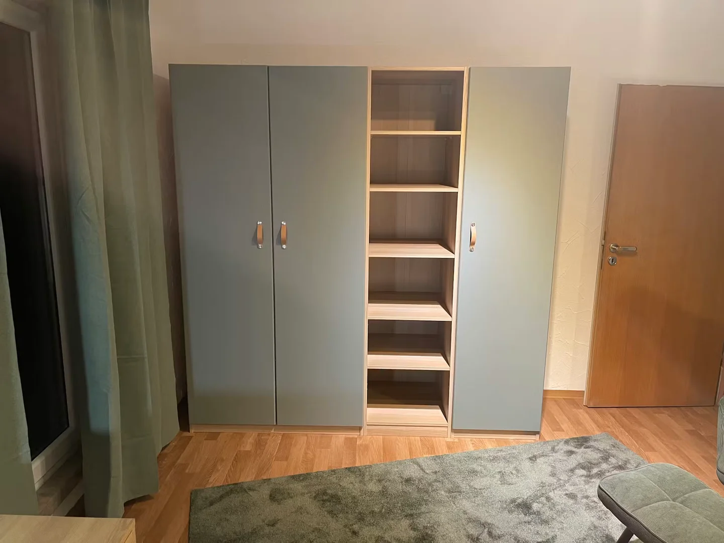 Studentenzimmer in  mit Arbeitsbereich und Gemeinschaftseinrichtungen
