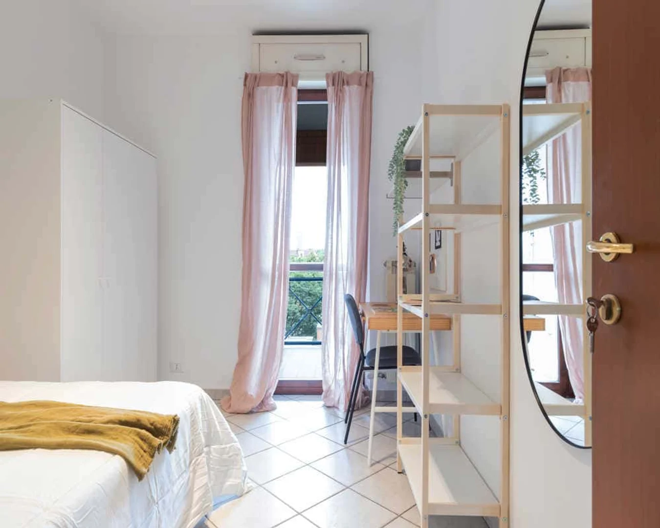 Funktionelles Studentenzimmer perfekt zum Studieren in 