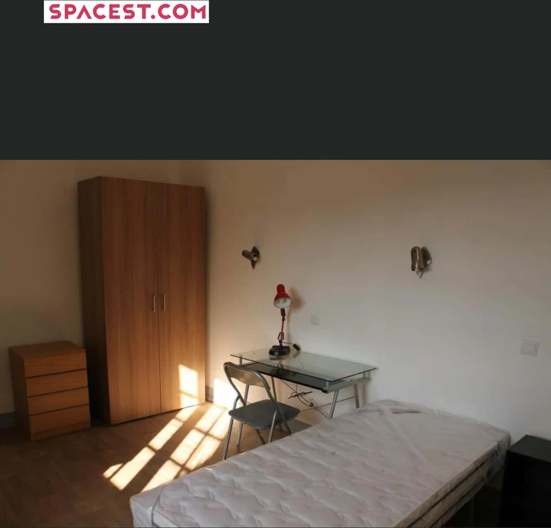 Habitación asequible para estudiantes con buena iluminación en 