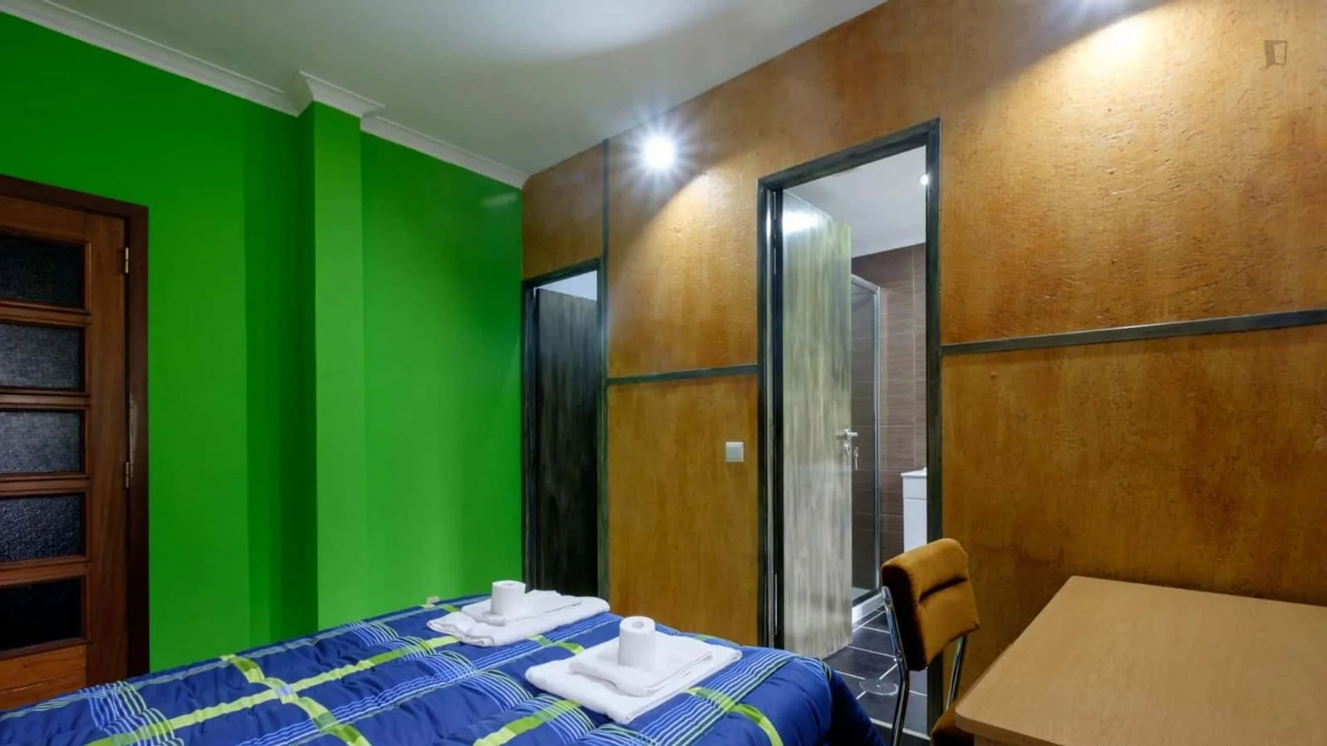 Quarto acessível para estudantes com iluminação ampla em 