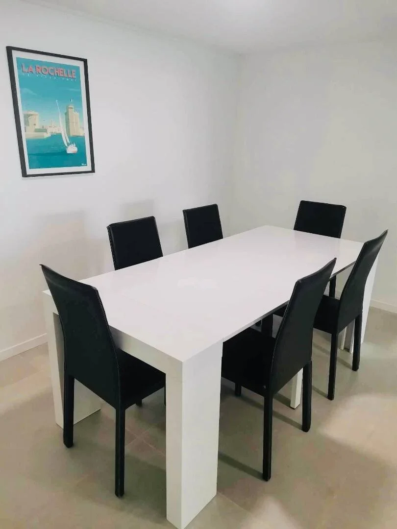 Chambre d'étudiant à  avec espace d'étude et installations communes