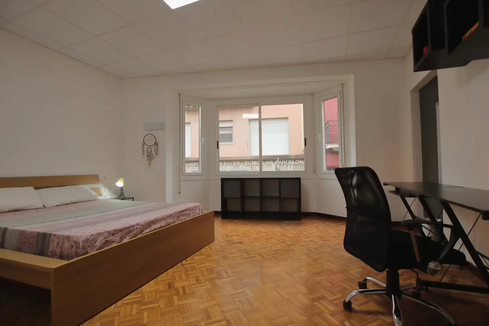 Quarto acessível para estudantes com iluminação ampla em 