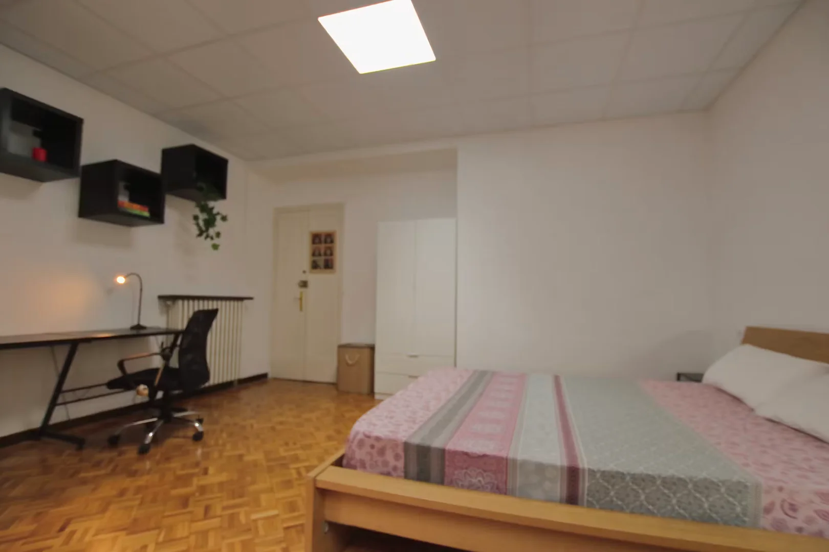 Quarto de estudante luminoso e arejado com acesso fácil à universidade em 