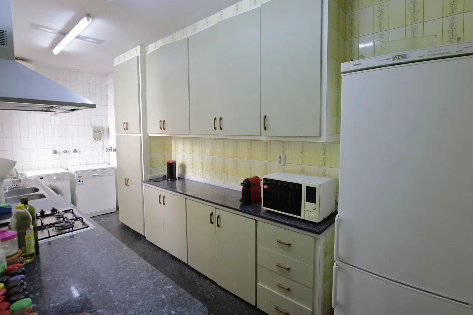 Quarto de estudante em  com área de estudo e instalações partilhadas