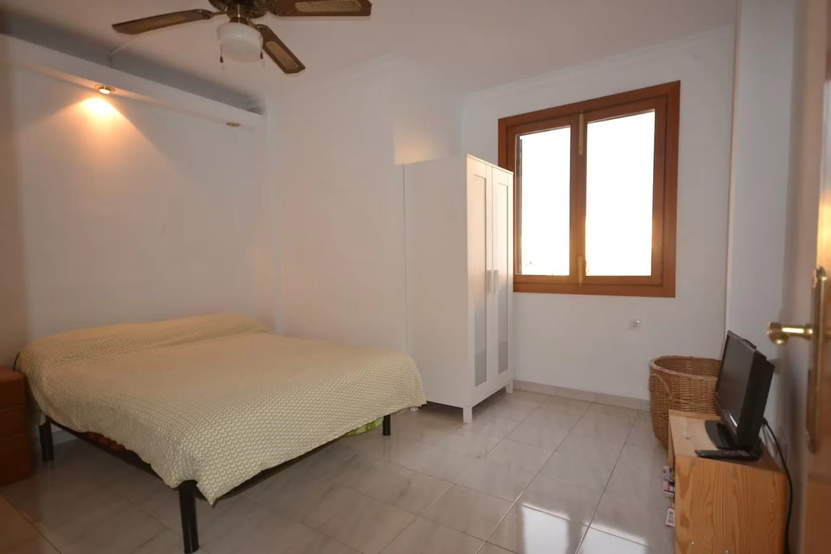 Affordable room for students with ample lighting in 