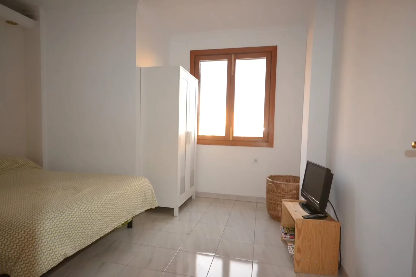 Affordable room for students with ample lighting in 