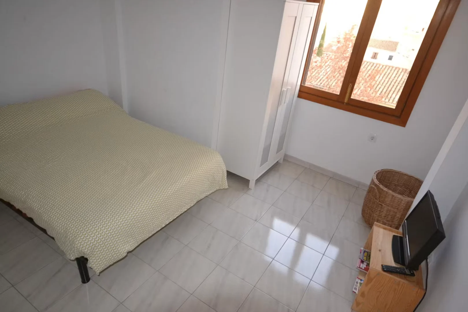 Student-friendly room in  with modern amenities