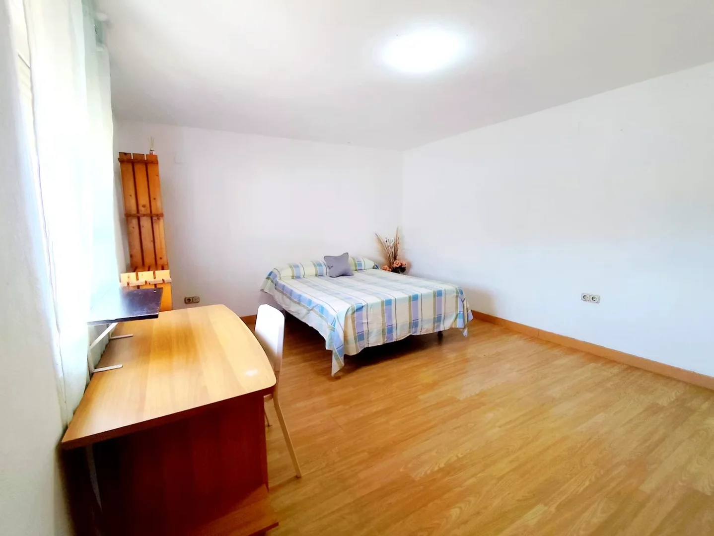 Quarto de estudante em com área de estudo e instalações partilhadas