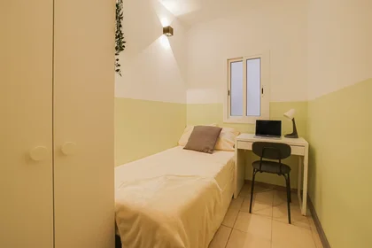 Quarto para alugar com cama de casal em {area}