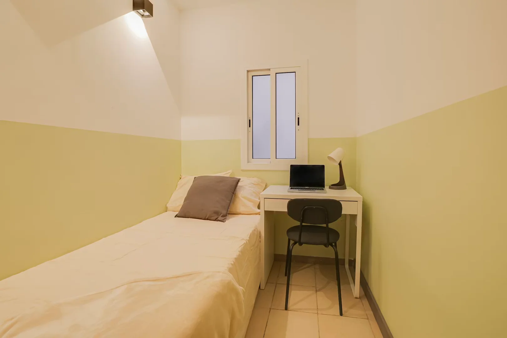 Quarto acessível para estudantes com iluminação ampla em 