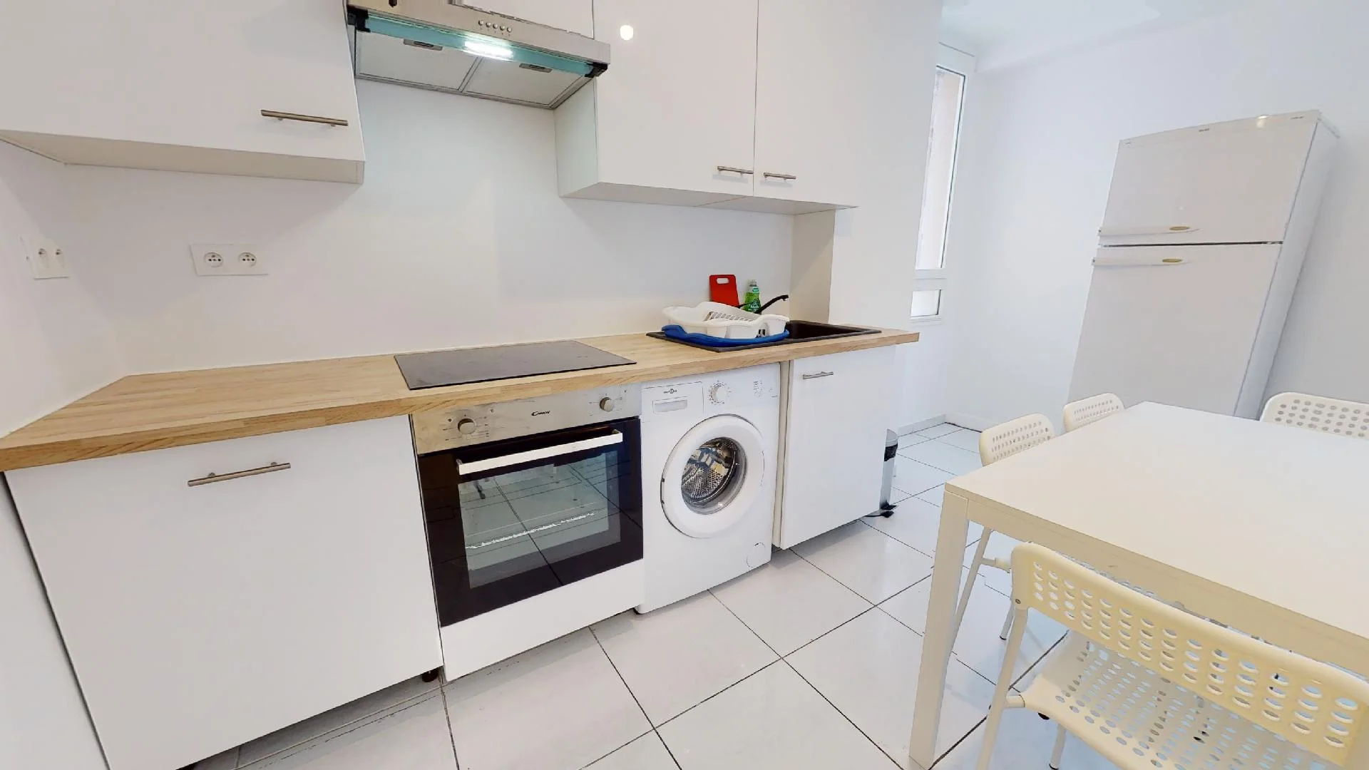 Quarto de estudante confortável e espaçoso em