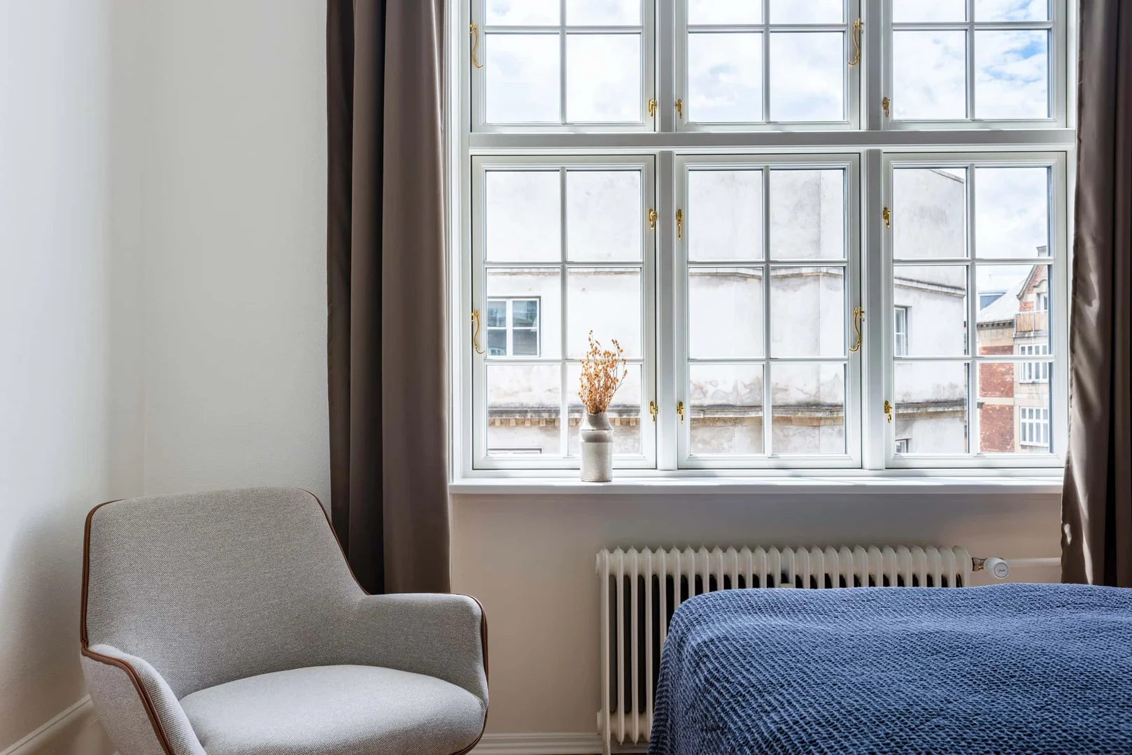 Chambre d'étudiant à  avec espace d'étude et installations communes