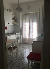 Chambre privée à Via dell'Aquila Reale, image 16 de 17