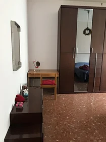 Chambre privée à Via dell'Aquila Reale, image 3 de 17
