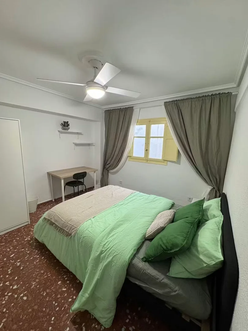 Quarto de estudante em  com área de estudo e instalações partilhadas