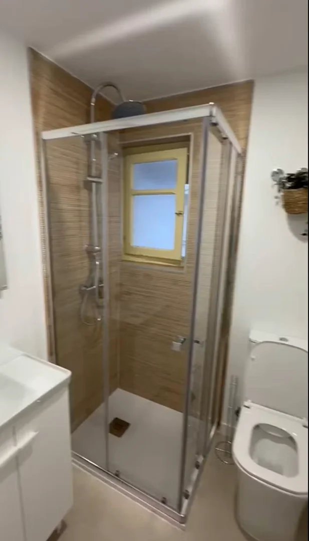 Quarto de estudante luminoso e arejado com acesso fácil à universidade em 