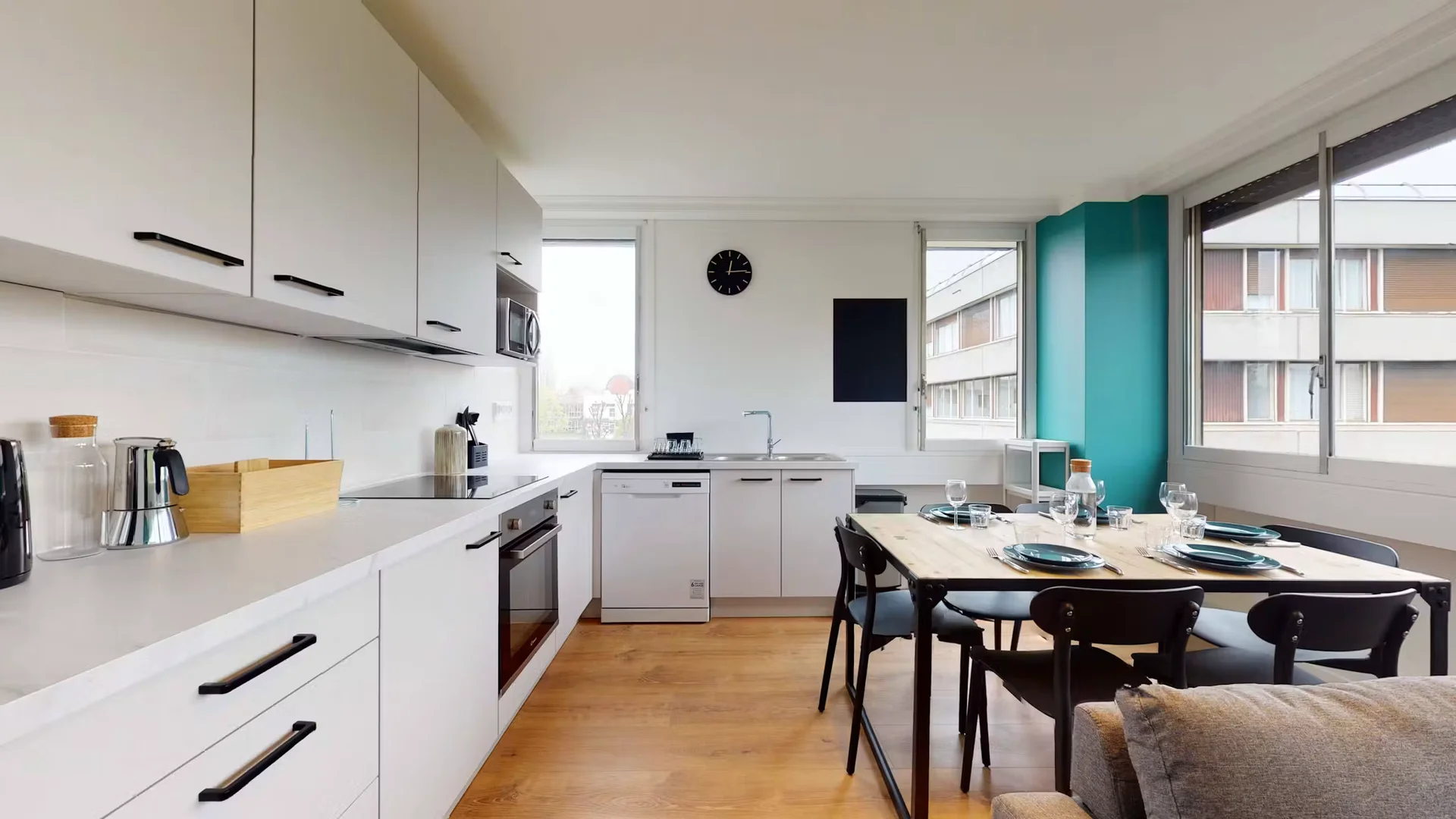 Habitación estudiantil funcional perfecta para estudiar en 