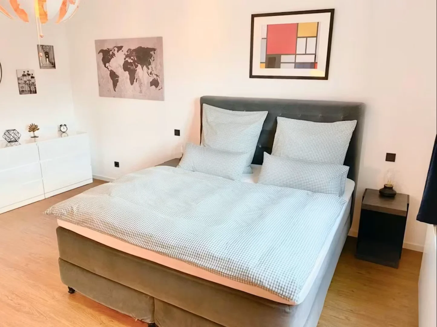Comfortable and spacious student room in 