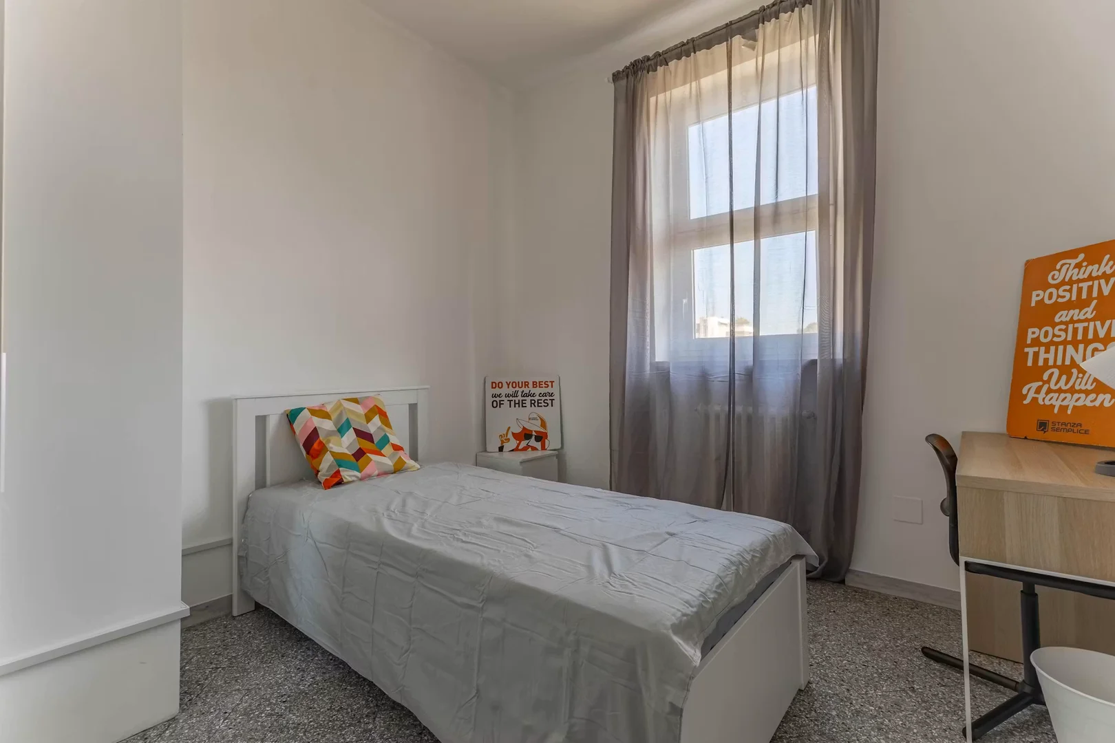 Quarto acessível para estudantes com iluminação ampla em
