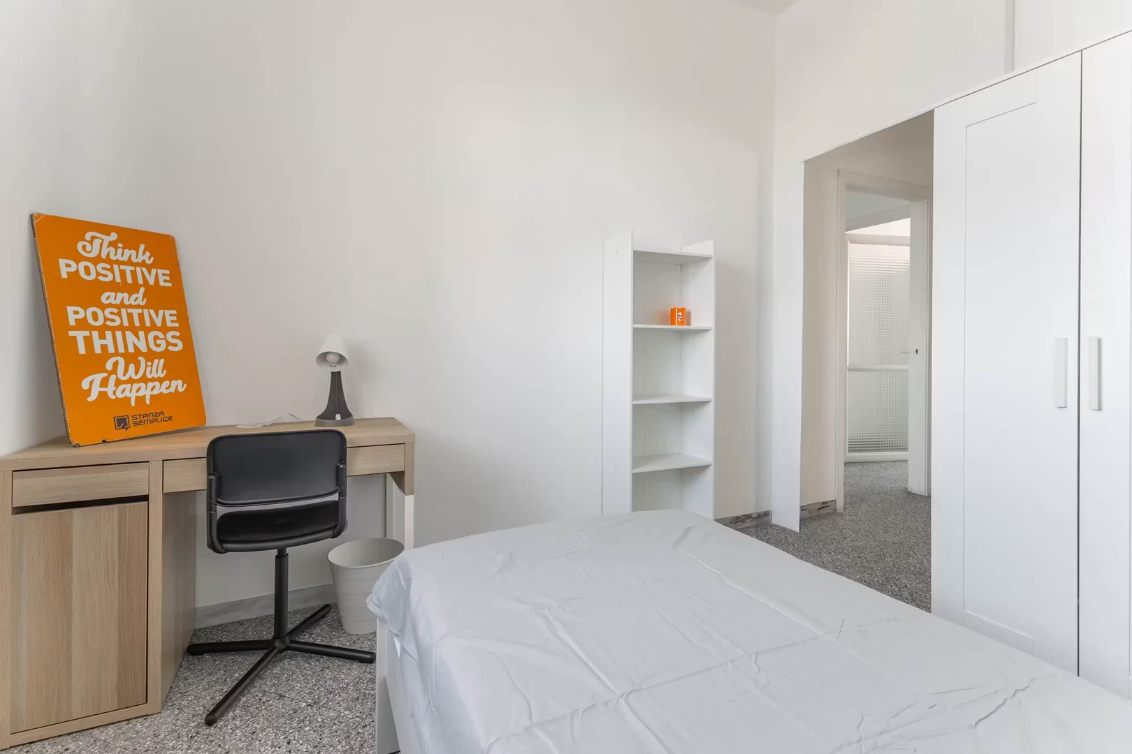 Quarto de estudante confortável e espaçoso em