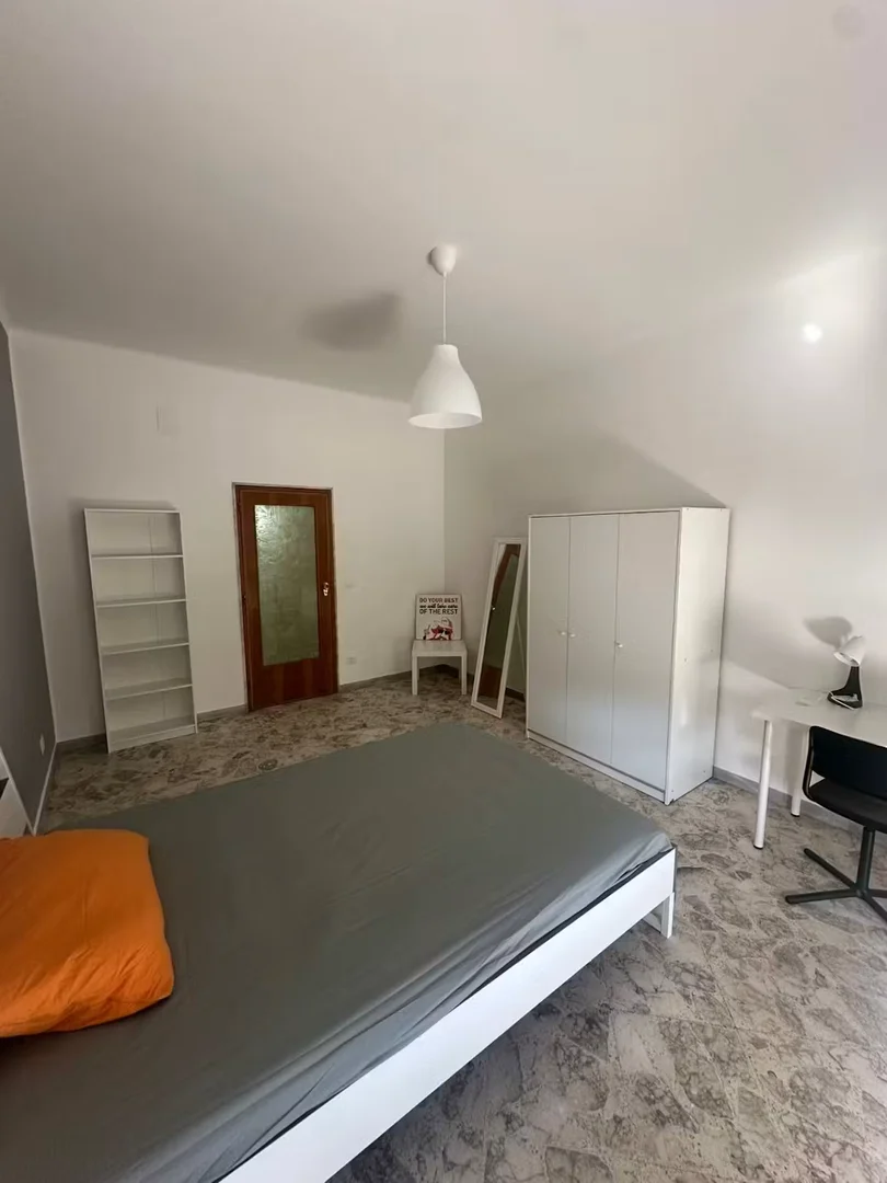 Habitación estudiantil económica con ubicación conveniente en
