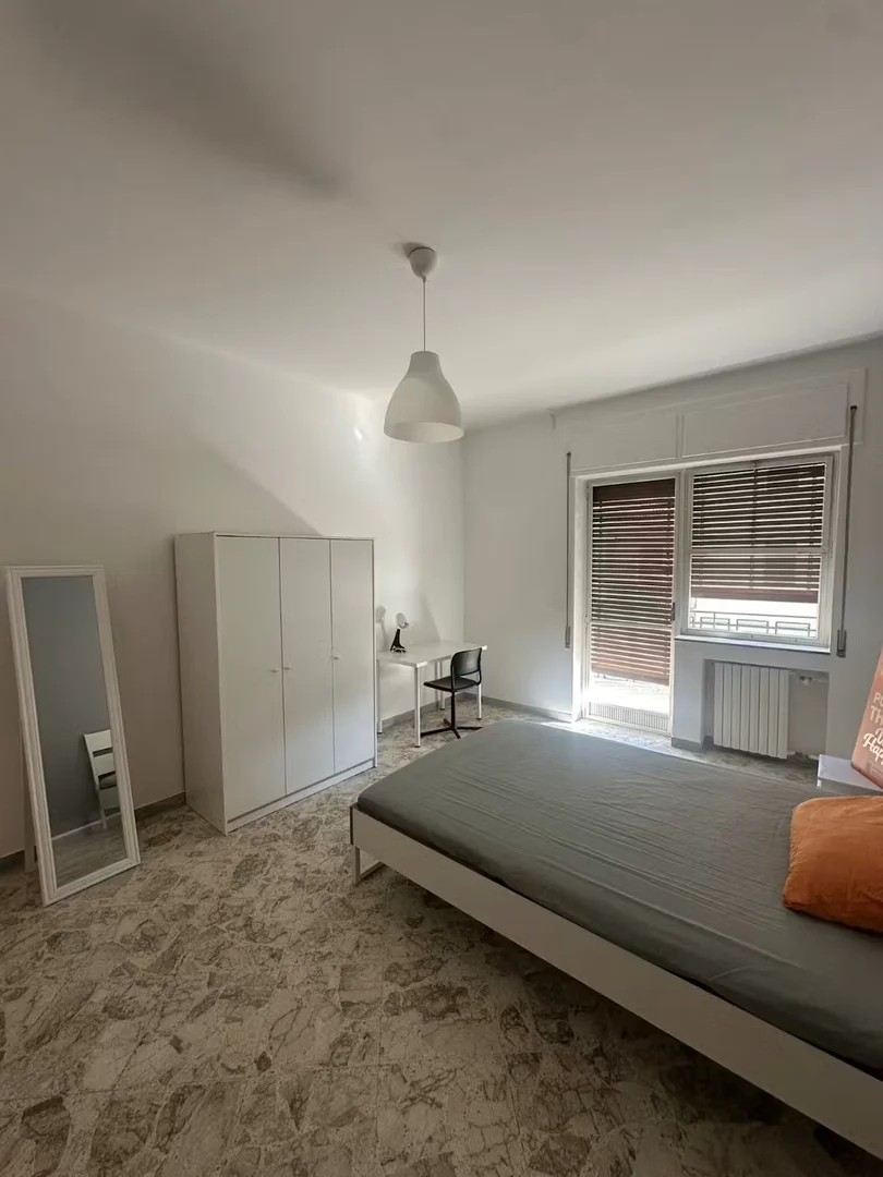 Habitación acogedora para estudiantes disponible en