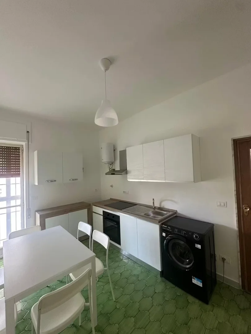 Habitación estudiantil funcional perfecta para estudiar en