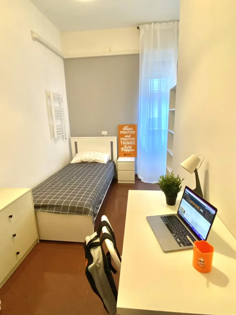 Quarto de estudante em  com área de estudo e instalações partilhadas
