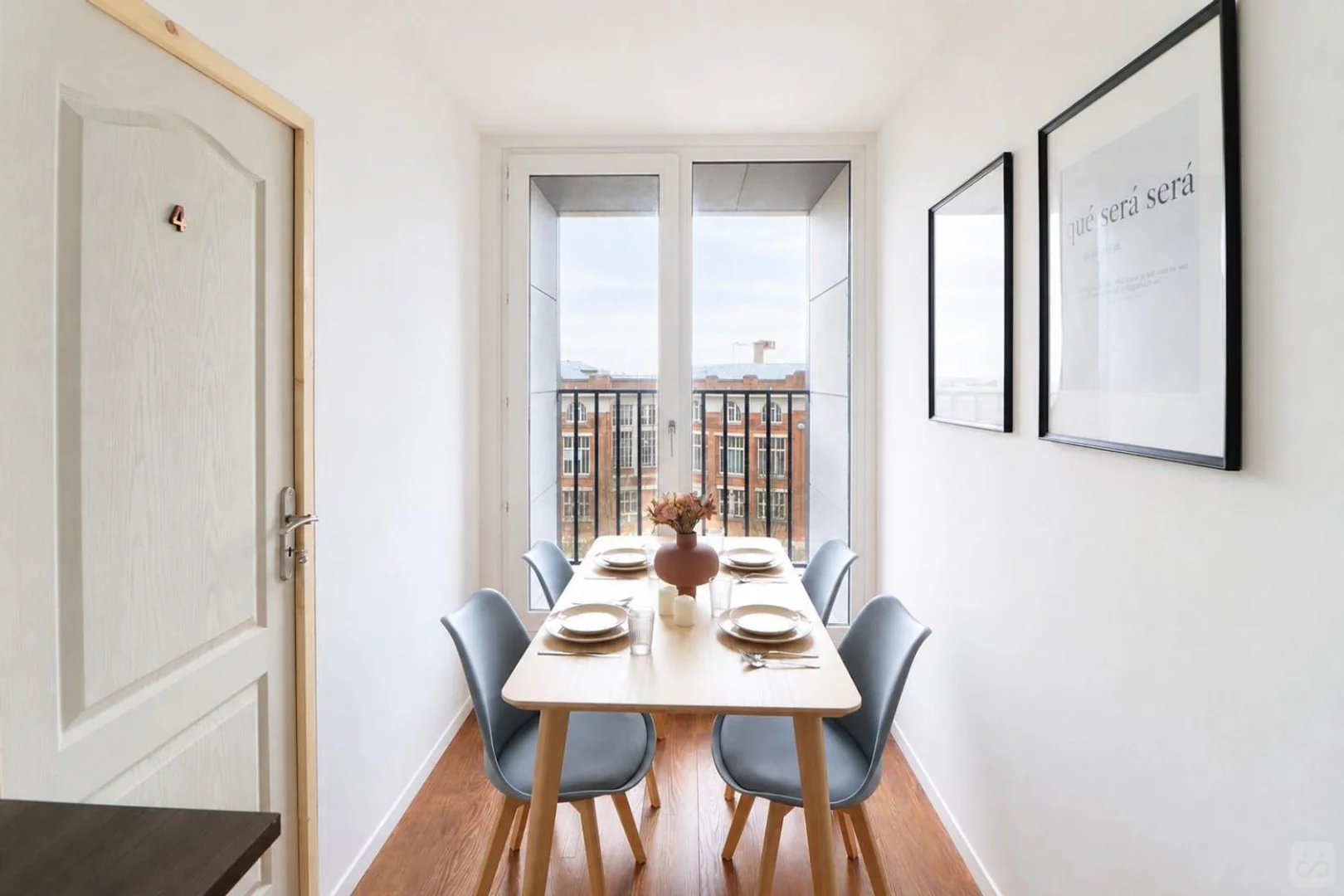 Habitación estudiantil luminosa y aireada con fácil acceso a la universidad en