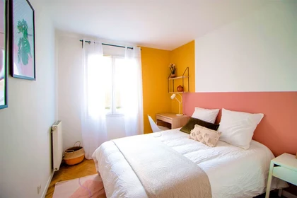 Bright private room in Saint-denis