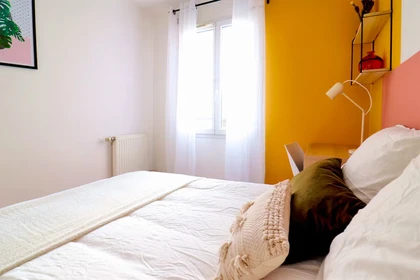 Bright private room in Saint-denis