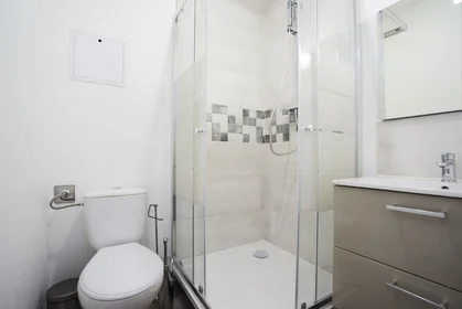 Privatzimmer in der 28 rue de la Phalecque, bild 21 von 22