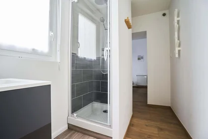 Private room at 106 Rue Émile Zola, 51100 Reims, France, image 5 of 21