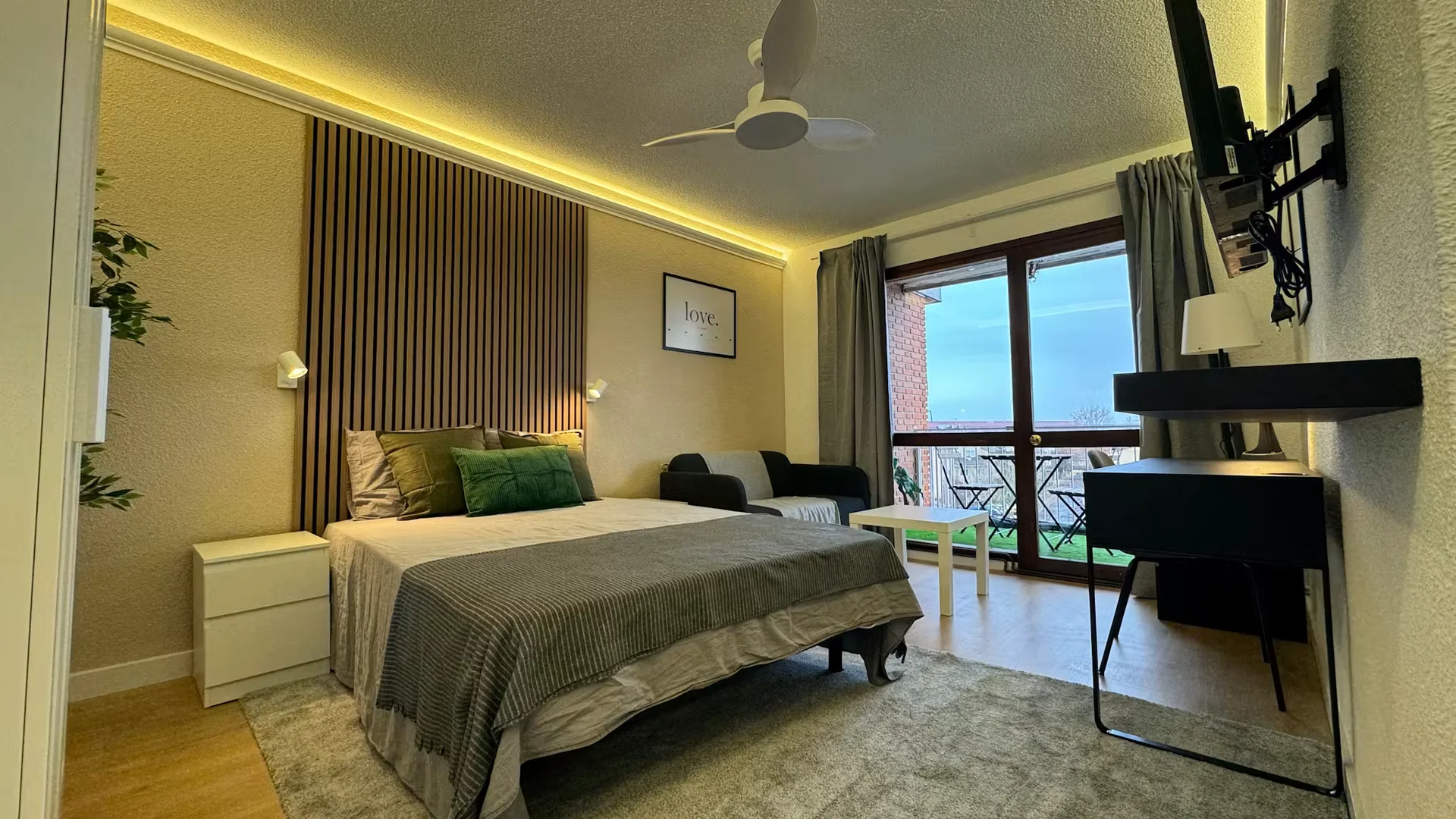 Bright and airy student room with easy university access in 