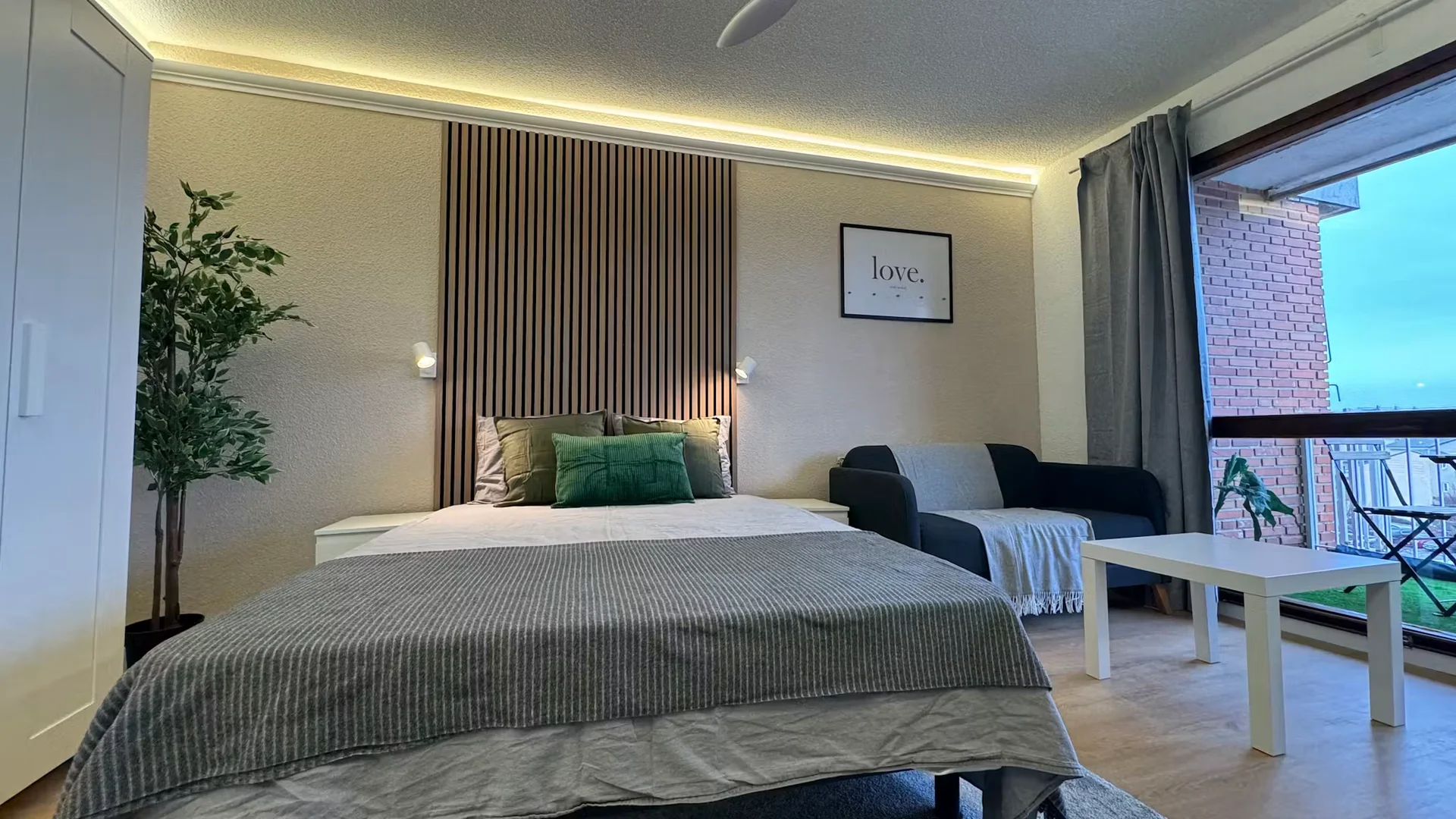 Comfortable and spacious student room in 